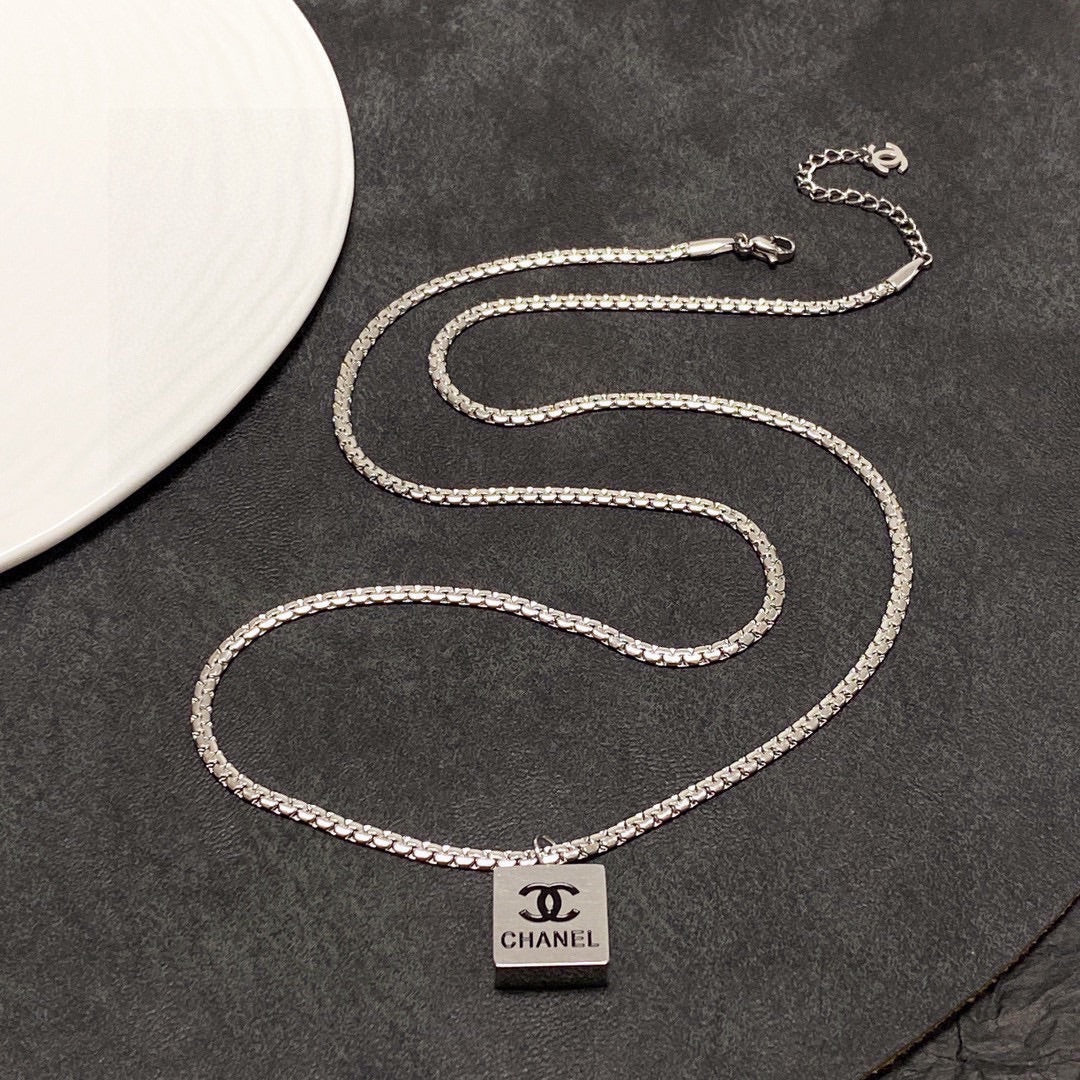 18K  Chanel Pendant Necklace